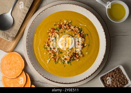 Crème de patate douce et légumes décorés d'oeuf. Table vue sur le dessus avec décorations. Banque D'Images