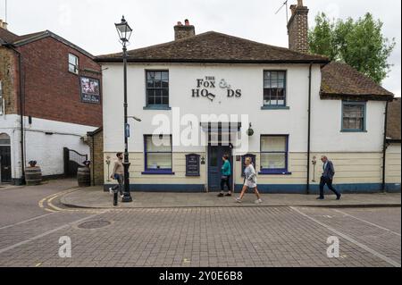 Les gens passent par le pub Fox & Hounds sur High Street Rickmansworth Hertfordshire Angleterre Royaume-Uni Banque D'Images