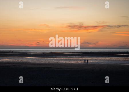 Scène de coucher de soleil en bord de mer à Houlgate en France Banque D'Images