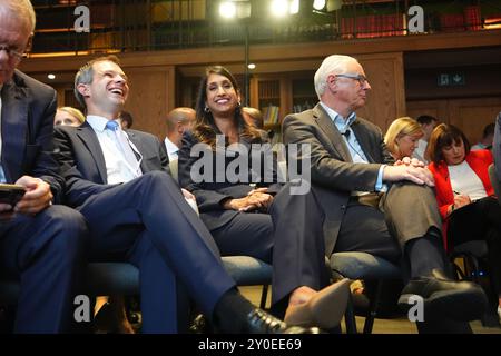 L'ancienne secrétaire à la sécurité énergétique et au net zéro Claire Coutinho s'adressant à Andrew Bowie avant que Kemi Badenoch ne prenne la parole lors d'un événement de campagne à la direction du Parti conservateur à IET London. Date de la photo : lundi 2 septembre 2024. Banque D'Images