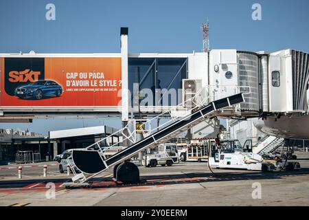 Nice, France - 5 août 2024 : Wizz Air Aircraft embarque des passagers à l'aéroport de Nice Banque D'Images