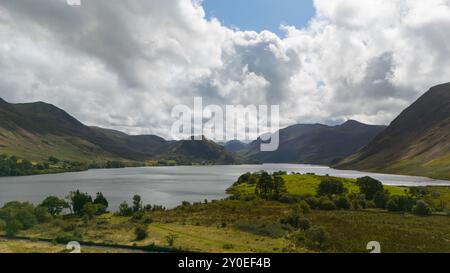 Drone images aériennes de Crummock Water autour de Buttermere dans le Lake District à l'aide d'un DJI mini 4 pro Banque D'Images