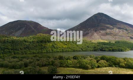 Drone images aériennes de Crummock Water autour de Buttermere dans le Lake District à l'aide d'un DJI mini 4 pro Banque D'Images