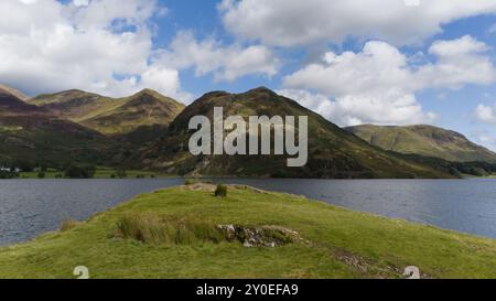 Drone images aériennes de Crummock Water autour de Buttermere dans le Lake District à l'aide d'un DJI mini 4 pro Banque D'Images