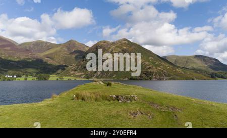 Drone images aériennes de Crummock Water autour de Buttermere dans le Lake District à l'aide d'un DJI mini 4 pro Banque D'Images