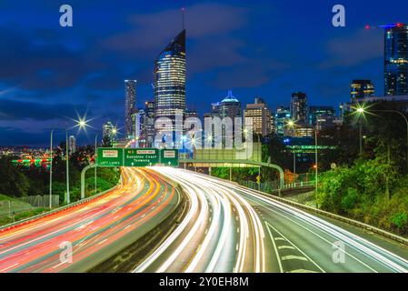 Scène nocturne de Brisbane avec sentiers de circulation dans le Queensland, Australie Banque D'Images