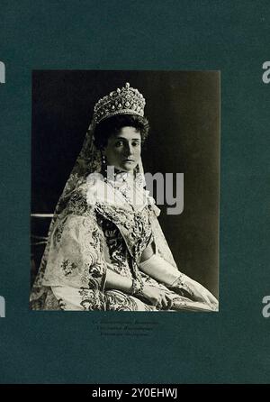 Alexandra Feodorovna (Alix de Hesse). Alexandra Feodorovna (1872-1918), princesse Alix de Hesse et du Rhin à la naissance, fut la dernière impératrice de Russie en tant qu'épouse du tsar Nicolas II de leur mariage le 26 novembre 1894 jusqu'à son abdication forcée le 15 mars 1917. Petite-fille préférée de la reine Victoria, elle était, comme sa grand-mère, l'une des plus célèbres porteuses royales de l'hémophilie et portait un héritier hémophile, Alexeï Nikolaïevitch, tsarévitch de Russie Banque D'Images