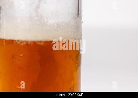 Cette photo horizontale capture les détails complexes de la mousse de bière grillée au milieu de l'image, sur fond blanc propre, highlighti Banque D'Images