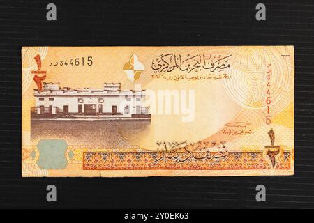 Billet de banque OBahraini demi-dinar avec vieux portrait de cour de Bahreïn (4ème série) Banque D'Images