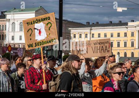 Des manifestants portant des pancartes en carton manifestent à Loppu äärioikeiston väkivallalle contre la violence d'extrême droite à Helsinki, en Finlande Banque D'Images