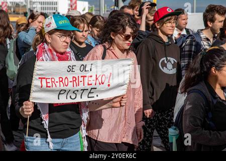 Se oli ter-ro-ri-te-ko ! Piste. Manifestant tenant une banderole lors de la manifestation de Loppu äärioikeiston väkivallalle à Helsinki, en Finlande. Banque D'Images