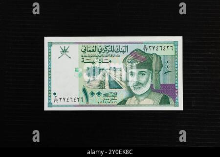 Billet de banque Oman 100 baisa représentant le sultan Qaboos bin Said al Said et un portrait du canal d'irrigation (série 1995) Banque D'Images