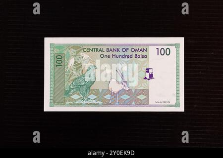 Omani 100 Baisa Note avec aigle Verreaux et portrait oryx blanc (série 1995) Banque D'Images