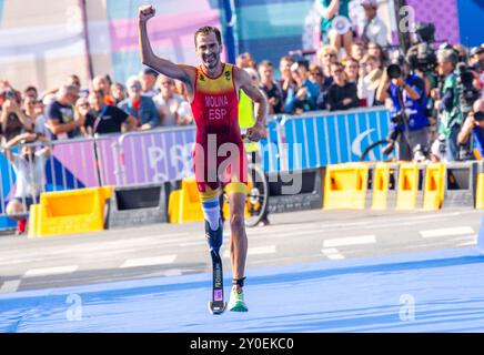 Paris, France. 02 septembre 2024. Paralympiques, Paris 2024, Triathlon, Pont Alexandre III, hommes, PTS3, Daniel Molina remporte le triathlon. Crédit : Jens Büttner/dpa/Alamy Live News Banque D'Images