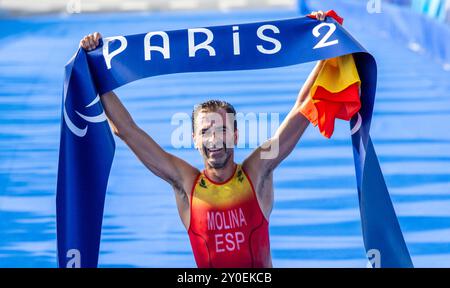 Paris, France. 02 septembre 2024. Paralympiques, Paris 2024, Triathlon, Pont Alexandre III, hommes, PTS3, Daniel Molina remporte le triathlon. Crédit : Jens Büttner/dpa/Alamy Live News Banque D'Images