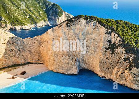 Navagio Beach ou Shipwreck Beach est un magnifique monument naturel situé sur la côte nord-ouest de l'île de Zakynthos dans la mer Ionienne en Grèce Banque D'Images