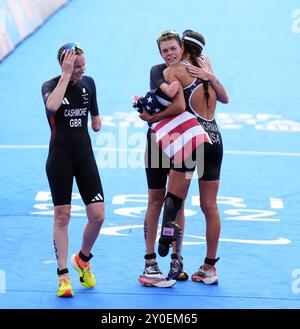 La Grande-Bretagne Claire Cashmore et Lauren Steadman (au centre) avec la américaine Grace Norman après le para Triathlon PTS5 féminin au Pont Alexandre III le cinquième jour des Jeux paralympiques d'été de Paris 2024. Date de la photo : lundi 2 septembre 2024. Banque D'Images