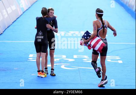 La Grande-Bretagne Claire Cashmore et Lauren Steadman (au centre) avec la américaine Grace Norman après le para Triathlon PTS5 féminin au Pont Alexandre III le cinquième jour des Jeux paralympiques d'été de Paris 2024. Date de la photo : lundi 2 septembre 2024. Banque D'Images