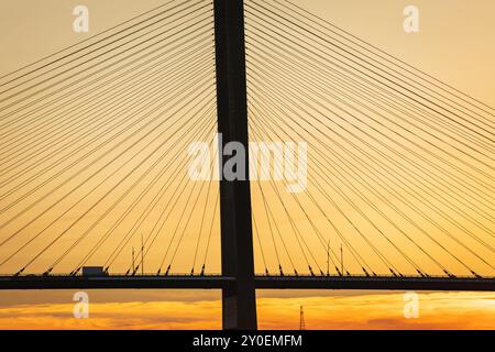 Pont de Port Mann. Pont de Port Mann sur le fleuve Fraser au coucher du soleil. Vancouver, C.-B., Canada. Pont à haubans Port Mann sur la Transcanadienne Highway-1 au-dessus de FR Banque D'Images