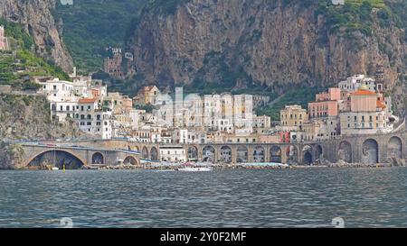 Atrani, Italie - 28 juin 2014 : vue panoramique de la petite ville de la côte amalfitaine mer Méditerranée voyage d'été d'une journée. Banque D'Images