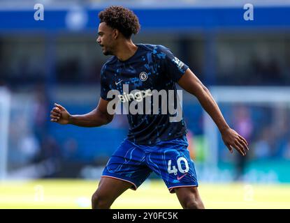 Renato Veiga de Chelsea s'échauffe lors du match de premier League à Stamford Bridge, Londres. Date de la photo : dimanche 1er septembre 2024. Banque D'Images