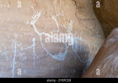 Un panneau de pictogrammes d'art rupestre de culture Fremont amérindienne préhispanique dans la grotte de Rasmussen à Nine Mile Canyon, Utah. Banque D'Images