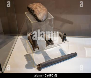 Art rupestre amérindien préhispanique et tuyaux en céramique. Musée archéologique Pio Pablo Diaz à Cachi, Argentine. Banque D'Images