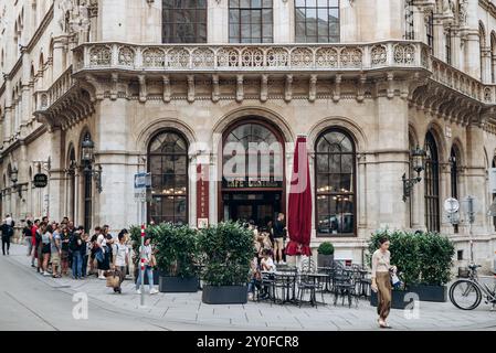 Vienne, Autriche - 6 août 2024 : la façade du célèbre Café Central de Vienne Banque D'Images