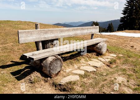 Banc à la croix sommitale de la montagne Rechelberg, Bavière, Allemagne, au printemps Banque D'Images