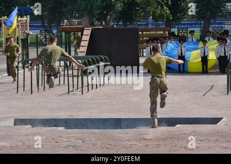 Kiev, Ukraine. 02 septembre 2024. Les cadets traversent un parcours d’obstacles lors d’une cérémonie marquant la première journée d’entraînement au Lyceum des cadets à Kiev, en Ukraine, le lundi 2 septembre 2024. À Kiev, l'année scolaire a commencé le 2 septembre pour la plupart des établissements d'enseignement. Les célébrations ont lieu immédiatement après une attaque de missile russe dans la matinée, plusieurs explosions puissantes ont été entendues dans la ville et il y a des bâtiments endommagés. Crédit : SOPA images Limited/Alamy Live News Banque D'Images