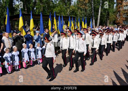 Kiev, Ukraine. 02 septembre 2024. Les cadets assistent à une cérémonie à l'occasion du premier jour d'école dans un lycée cadet de Kiev, Ukraine, le lundi 2 septembre 2024. À Kiev, l'année scolaire a commencé le 2 septembre pour la plupart des établissements d'enseignement. Les célébrations ont lieu immédiatement après une attaque de missile russe dans la matinée, plusieurs explosions puissantes ont été entendues dans la ville et il y a des bâtiments endommagés. Crédit : SOPA images Limited/Alamy Live News Banque D'Images