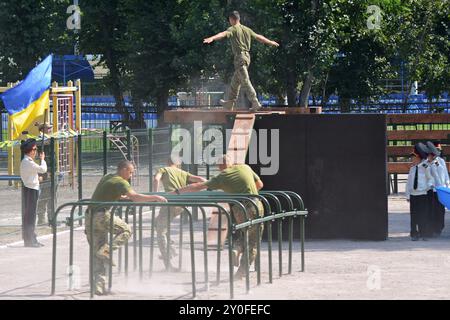 Kiev, Ukraine. 02 septembre 2024. Les cadets traversent un parcours d’obstacles lors d’une cérémonie marquant la première journée d’entraînement au Lyceum des cadets à Kiev, en Ukraine, le lundi 2 septembre 2024. À Kiev, l'année scolaire a commencé le 2 septembre pour la plupart des établissements d'enseignement. Les célébrations ont lieu immédiatement après une attaque de missile russe dans la matinée, plusieurs explosions puissantes ont été entendues dans la ville et il y a des bâtiments endommagés. Crédit : SOPA images Limited/Alamy Live News Banque D'Images