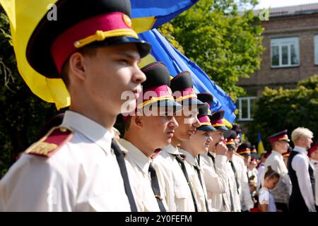 Kiev, Ukraine. 02 septembre 2024. Les cadets assistent à une cérémonie à l'occasion du premier jour d'école dans un lycée cadet de Kiev, Ukraine, le lundi 2 septembre 2024. À Kiev, l'année scolaire a commencé le 2 septembre pour la plupart des établissements d'enseignement. Les célébrations ont lieu immédiatement après une attaque de missile russe dans la matinée, plusieurs explosions puissantes ont été entendues dans la ville et il y a des bâtiments endommagés. Crédit : SOPA images Limited/Alamy Live News Banque D'Images