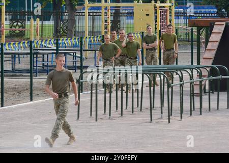 Kiev, Ukraine. 02 septembre 2024. Les cadets traversent un parcours d’obstacles lors d’une cérémonie marquant la première journée d’entraînement au Lyceum des cadets à Kiev, en Ukraine, le lundi 2 septembre 2024. À Kiev, l'année scolaire a commencé le 2 septembre pour la plupart des établissements d'enseignement. Les célébrations ont lieu immédiatement après une attaque de missile russe dans la matinée, plusieurs explosions puissantes ont été entendues dans la ville et il y a des bâtiments endommagés. Crédit : SOPA images Limited/Alamy Live News Banque D'Images