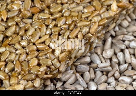 Graines de tournesol frites à la mélasse sucrée de betterave à sucre, délicieux kozinak oriental à base de graines de tournesol, mélasse et miel Banque D'Images