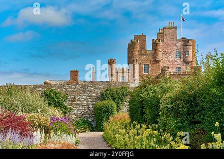 Château de Mey Caithness Écosse un ciel bleu d'été et vue sur le bâtiment depuis le jardin clos Banque D'Images