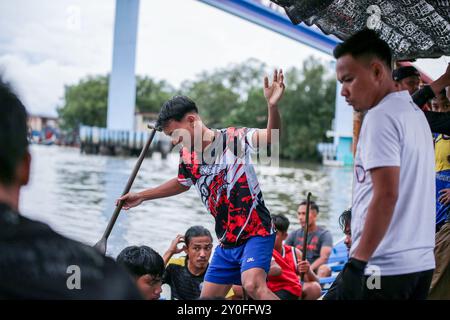 L'équipe de bateaux-dragons Seberang Tok Pi se prépare à s'entraîner pour le Kuala Perlis Water Festival. Kuala Perlis Water Festival aura lieu du 13 au 15 septembre de cette année. C'est l'une des attractions touristiques en Malaisie, avec l'événement principal étant une course de bateaux-dragons. Kuala Perlis est une banlieue de Kangar, située dans le nord-ouest de la Malaisie péninsulaire près de la frontière avec la Thaïlande. Habituellement, ils célèbrent le festival chaque année, mais depuis la pandémie de COVID-19, les événements ont été retardés jusqu’à cette année. (Photo Faris Hadziq/SOPA images/SIPA USA) Banque D'Images