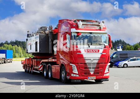 Camion VOLVO FH 540 personnalisé transportant la grue sur chenilles Liebherr LR 1160 sur remorque Nooteboom surbaissée. Forssa, Finlande. 8 août 2024. Banque D'Images