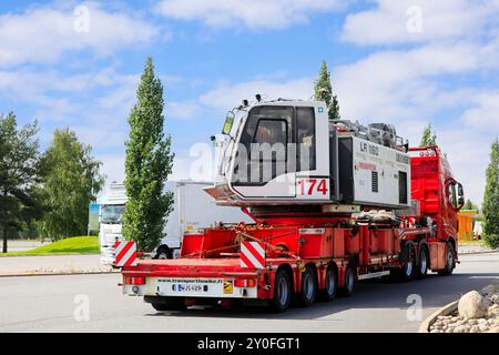 Camion VOLVO FH 540 transportant une grue sur chenilles Liebherr LR 1160 sur remorque Nooteboom, vue arrière. Forssa, Finlande. 8 août 2024. Banque D'Images