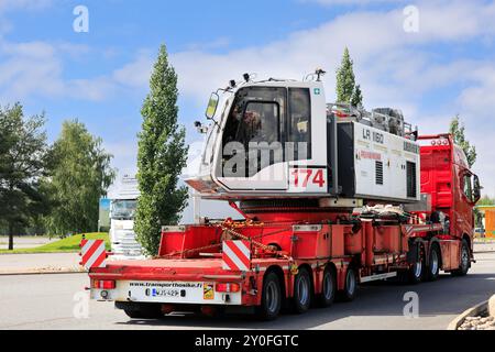 Camion VOLVO FH 540 transportant une grue sur chenilles Liebherr LR 1160 sur remorque Nooteboom, vue arrière. Forssa, Finlande. 8 août 2024. Banque D'Images