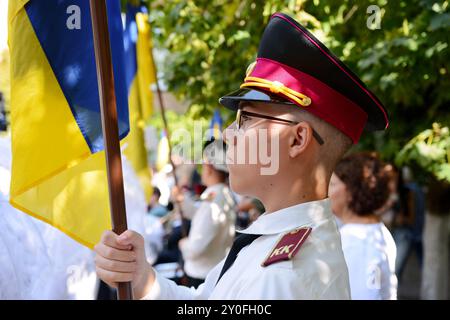 Kiev, Ukraine. 02 septembre 2024. Les cadets tiennent le drapeau ukrainien lors d'une cérémonie marquant le premier jour de formation au Lyceum des cadets à Kiev, Ukraine, le lundi 2 septembre 2024. À Kiev, l'année scolaire a commencé le 2 septembre pour la plupart des établissements d'enseignement. Les célébrations ont lieu immédiatement après une attaque de missile russe dans la matinée, plusieurs explosions puissantes ont été entendues dans la ville et il y a des bâtiments endommagés. (Photo par Aleksandr Gusev/SOPA images/SIPA USA) crédit : SIPA USA/Alamy Live News Banque D'Images