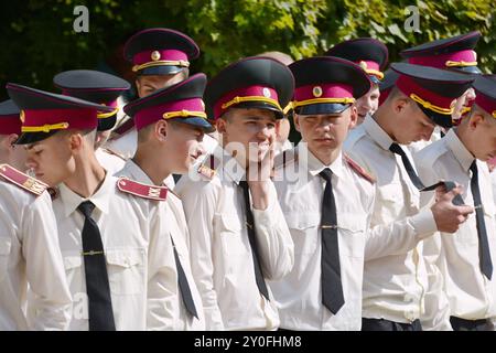 Kiev, Ukraine. 02 septembre 2024. Les cadets assistent à une cérémonie à l'occasion du premier jour d'école dans un lycée cadet de Kiev, Ukraine, le lundi 2 septembre 2024. À Kiev, l'année scolaire a commencé le 2 septembre pour la plupart des établissements d'enseignement. Les célébrations ont lieu immédiatement après une attaque de missile russe dans la matinée, plusieurs explosions puissantes ont été entendues dans la ville et il y a des bâtiments endommagés. (Photo par Aleksandr Gusev/SOPA images/SIPA USA) crédit : SIPA USA/Alamy Live News Banque D'Images