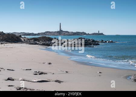 Côte de l'océan Atlantique avec le phare lointain de Diaz point près de la ville de Luderitz en Namibie Banque D'Images