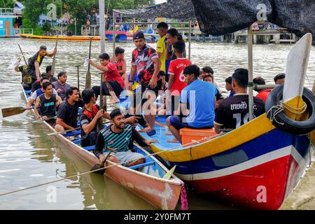 Kuala Perlis, Malaisie. 25 août 2024. L'équipe de bateaux-dragons Seberang Tok Pi se prépare à s'entraîner pour le Kuala Perlis Water Festival. Kuala Perlis Water Festival aura lieu le 13 septembre"”15 cette année. C'est l'une des attractions touristiques en Malaisie, avec l'événement principal étant une course de bateaux-dragons. Kuala Perlis est une banlieue de Kangar, située dans le nord-ouest de la Malaisie péninsulaire près de la frontière avec la Thaïlande. Habituellement, ils célèbrent le festival chaque année, mais depuis la pandémie de COVID-19, les événements ont été retardés jusqu’à cette année. (Crédit image : © Faris Hadziq/SOPA images via ZUMA P. Banque D'Images