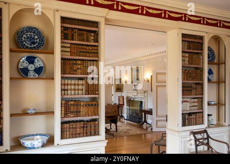 Royaume-Uni, Angleterre, Cornouailles, Cremyll, Mount Edgcumbe House intérieur, vue de la bibliothèque dans le salon Banque D'Images