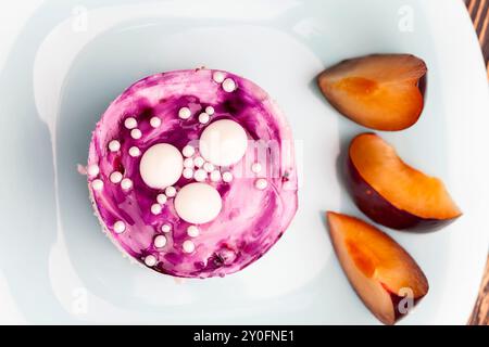 Délicieuse pâtisserie feuilletée avec biscuits au chocolat et saveur de baies, délicieuse pâtisserie avec crème au beurre et couche de fruits Banque D'Images