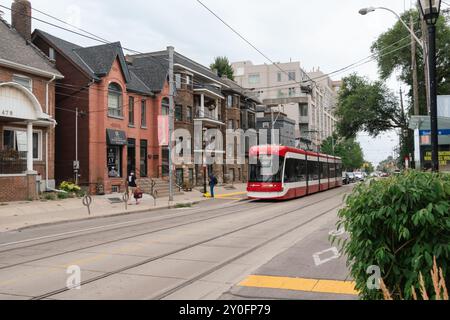 Tramway TTC traversant le quartier Roncesvalles de Toronto, un quartier animé centré sur l'avenue Roncesvalles, reliant les rues King et Queen Banque D'Images