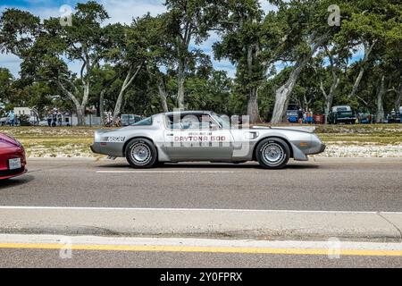 Gulfport, Mississippi - 7 octobre 2023 : vue latérale grand angle d'une voiture pilote Turbo TRANS Am 1980 de Pontiac Firebird lors d'un salon automobile local. Banque D'Images