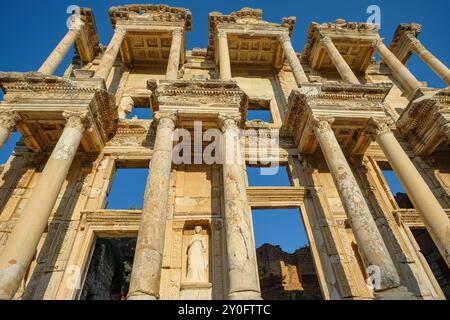 Selçuk, Turquie - 30 août 2024 : la bibliothèque de Celsius dans les ruines de l'ancienne ville d'Éphèse à Selçuk, Turquie. Banque D'Images