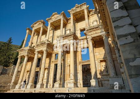 Selçuk, Turquie - 30 août 2024 : la bibliothèque de Celsius dans les ruines de l'ancienne ville d'Éphèse à Selçuk, Turquie. Banque D'Images